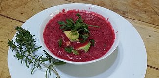 Gaspacho de vară cu avocado și sfeclă roșie!