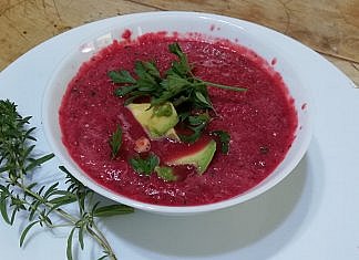 Gaspacho de vară cu avocado și sfeclă roșie!