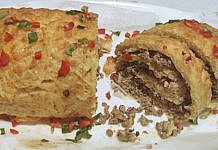 Rulada de cartofi umpluta cu carne, servita cu salata de telina si nuci