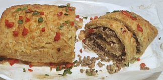 Rulada de cartofi umpluta cu carne, servita cu salata de telina si nuci